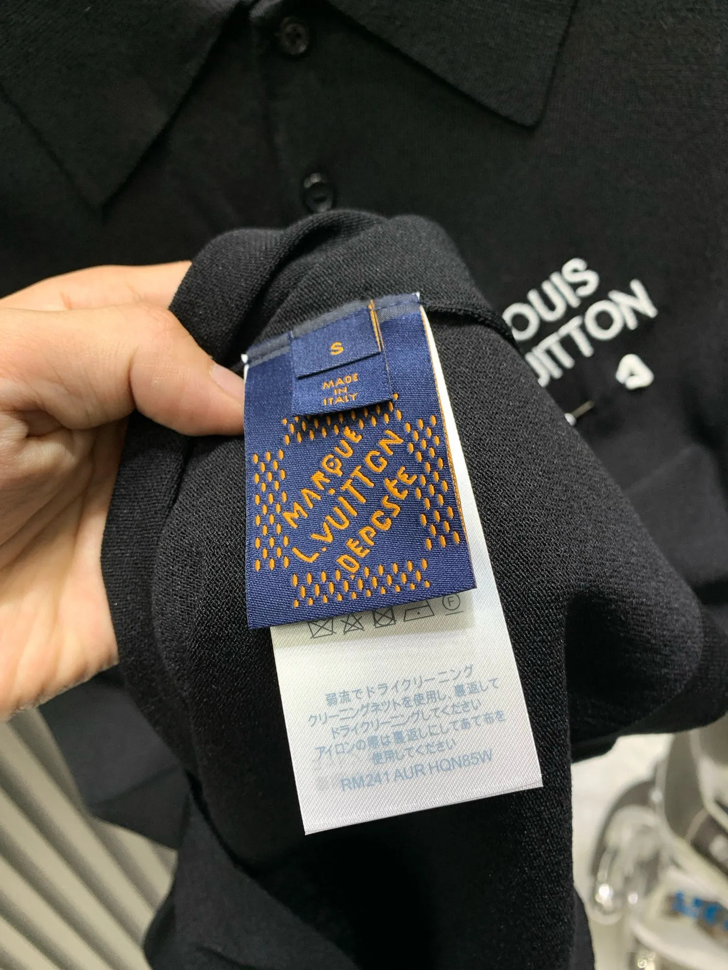 🅿️270 🀄️ louisvuitton Louis Vuitton lv2025ss new embroidered logo couple casual polo shirt short-sleeved T-shirt. The counter restores the top replica. The style is very good for business commuting. Classic polo lapel design. Classic LV letter slogan on the chest. Pin embroidery design highlights personality and makes the entire line smoother. The most classic evergreen small label design. Exquisite embroidered logo design on the chest. Pure cotton texture, skin-friendly and comfortable. Suitable for both business and leisure. Pique cotton fabric is more breathable and drier than ordinary knitted fabric. 3D three-dimensional tailoring technology. The upper body has a three-dimensional shape. The embroidery on the chest is full of details. Thousand needle embroidery is three-dimensional and full. Made of 300 grams of cotton pique cotton fabric. Customized buttons. Top quality products.
